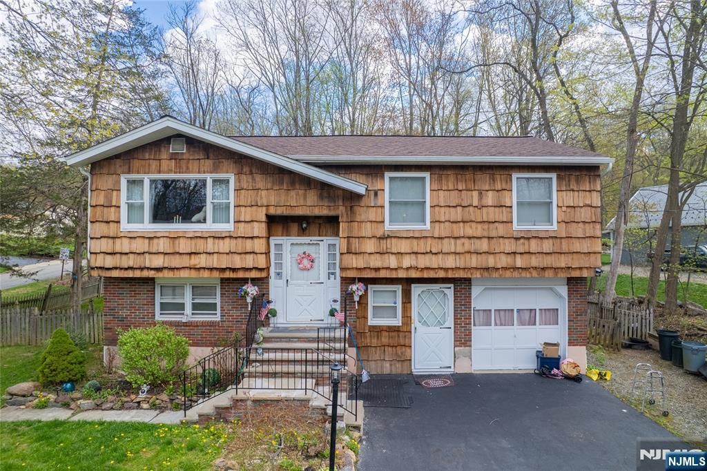 678 Morsetown Road, West Milford, NJ 07480