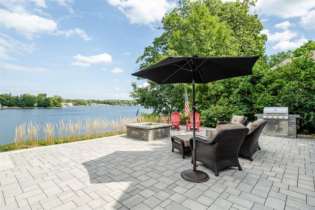 7881 Lakewood Drive, Coloma, MI 49038