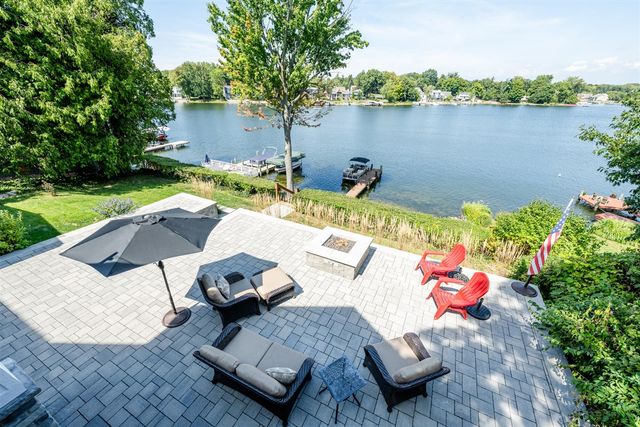 7881 Lakewood Drive, Coloma, MI 49038