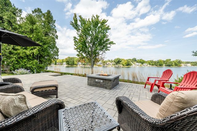 7881 Lakewood Drive, Coloma, MI 49038