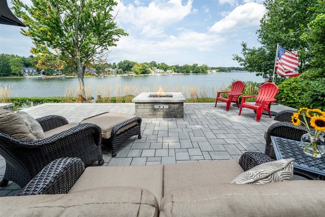 7881 Lakewood Drive, Coloma, MI 49038