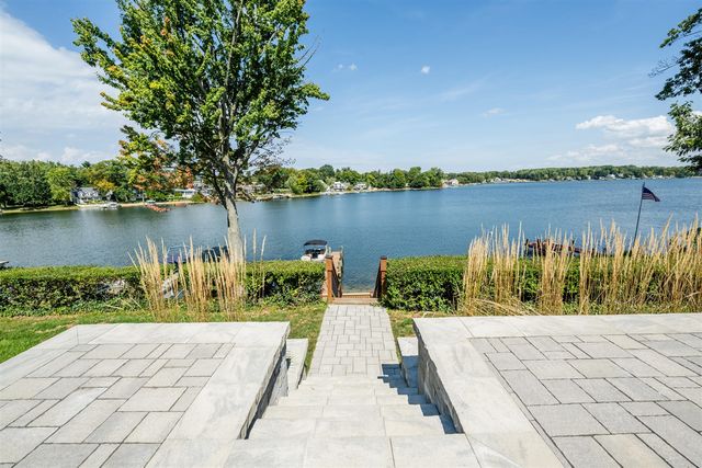 7881 Lakewood Drive, Coloma, MI 49038