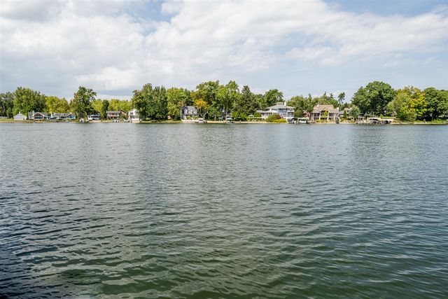 7881 Lakewood Drive, Coloma, MI 49038