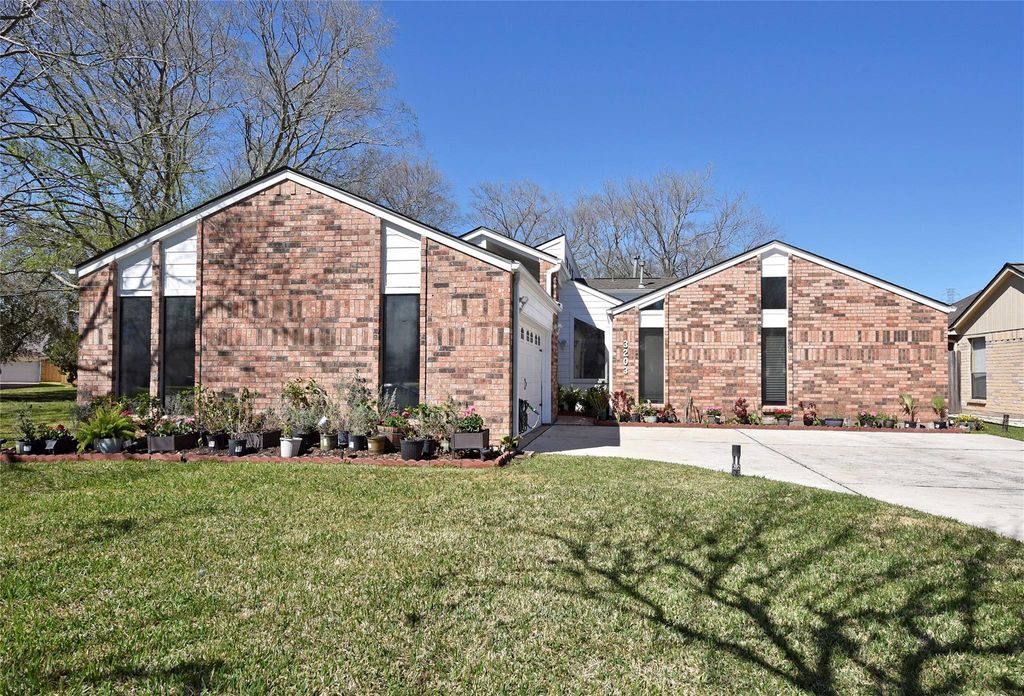 3203 E Rangecrest Place, Sugar Land, TX 77479