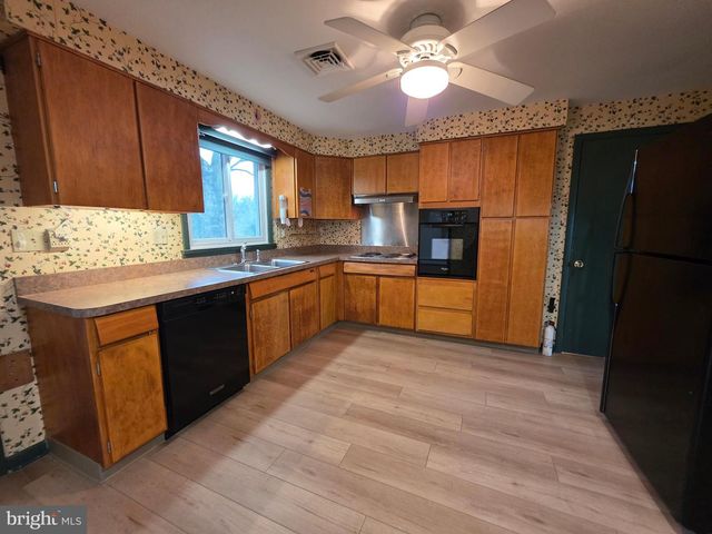 11 W SHORE DR, Camp Hill, PA 17011
