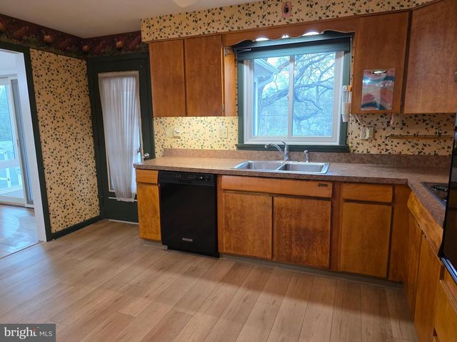 11 W SHORE DR, Camp Hill, PA 17011