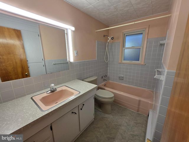 11 W SHORE DR, Camp Hill, PA 17011