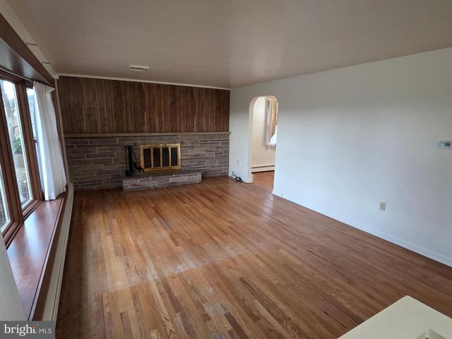 11 W SHORE DR, Camp Hill, PA 17011