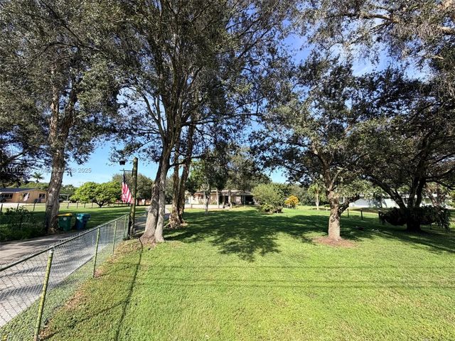 14431 Mustang Trl, Southwest Ranches, FL 33330