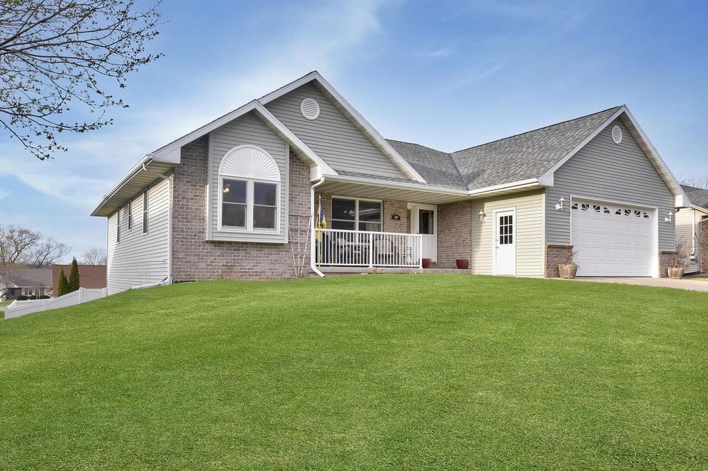 1108 Fieldstone DRIVE, Hartford, WI 53027