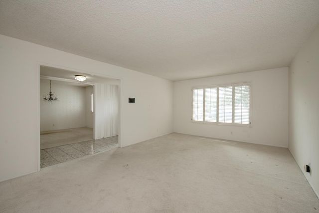 1620 W Vartikian Avenue, Fresno, CA 93711