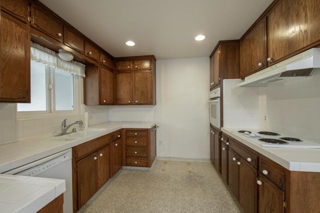 1620 W Vartikian Avenue, Fresno, CA 93711