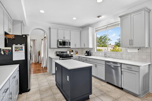 6977 W LONE CACTUS Drive, Glendale, AZ 85308