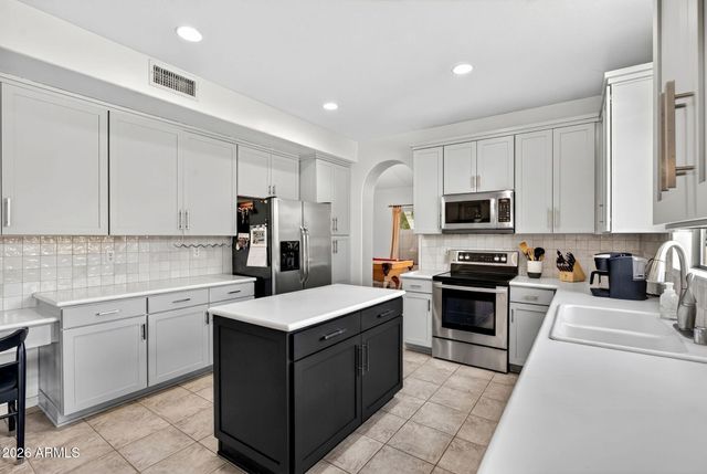 6977 W LONE CACTUS Drive, Glendale, AZ 85308