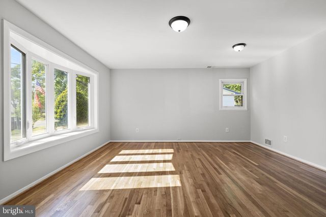 909 1ST ST, Rockville, MD 20850