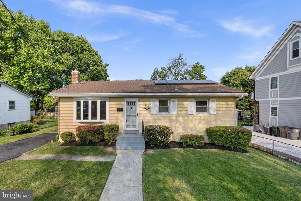 Image 1 of property listing at 909 1ST ST, Rockville, MD 20850