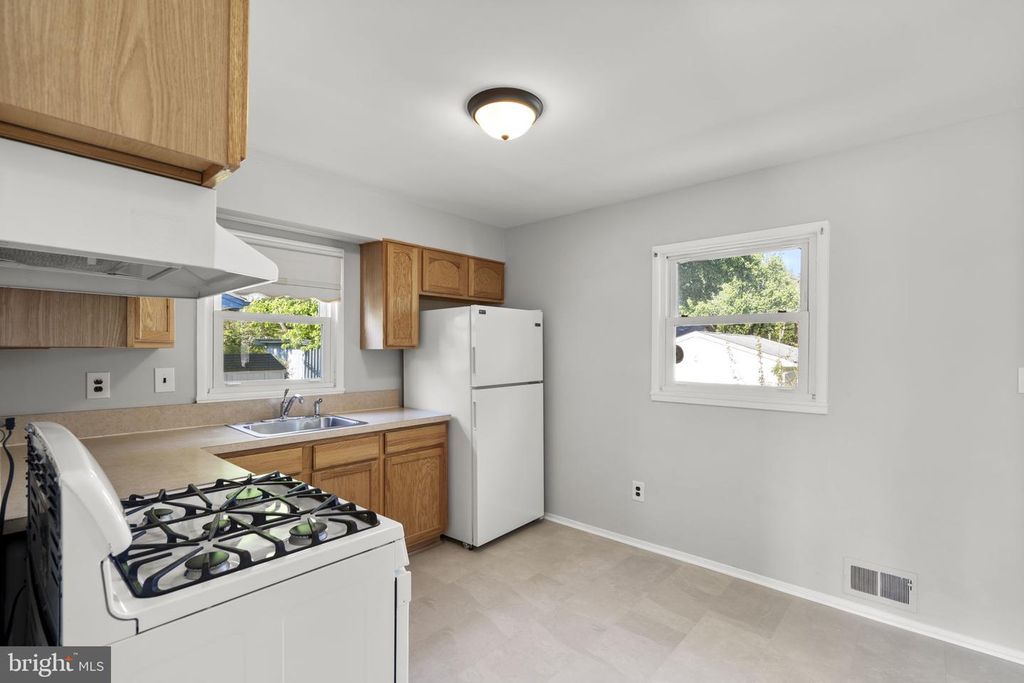 Image 11 of property listing at 909 1ST ST, Rockville, MD 20850