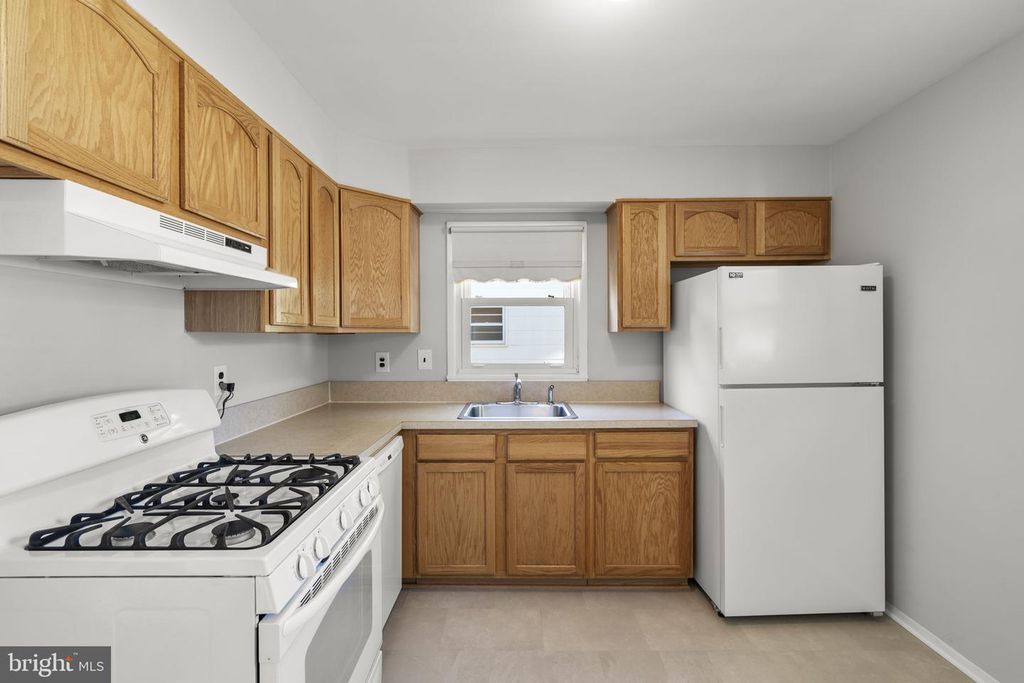 Image 12 of property listing at 909 1ST ST, Rockville, MD 20850