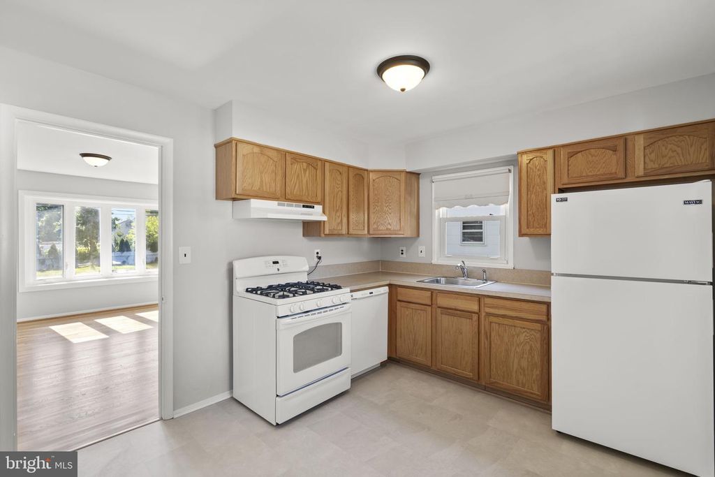 Image 13 of property listing at 909 1ST ST, Rockville, MD 20850
