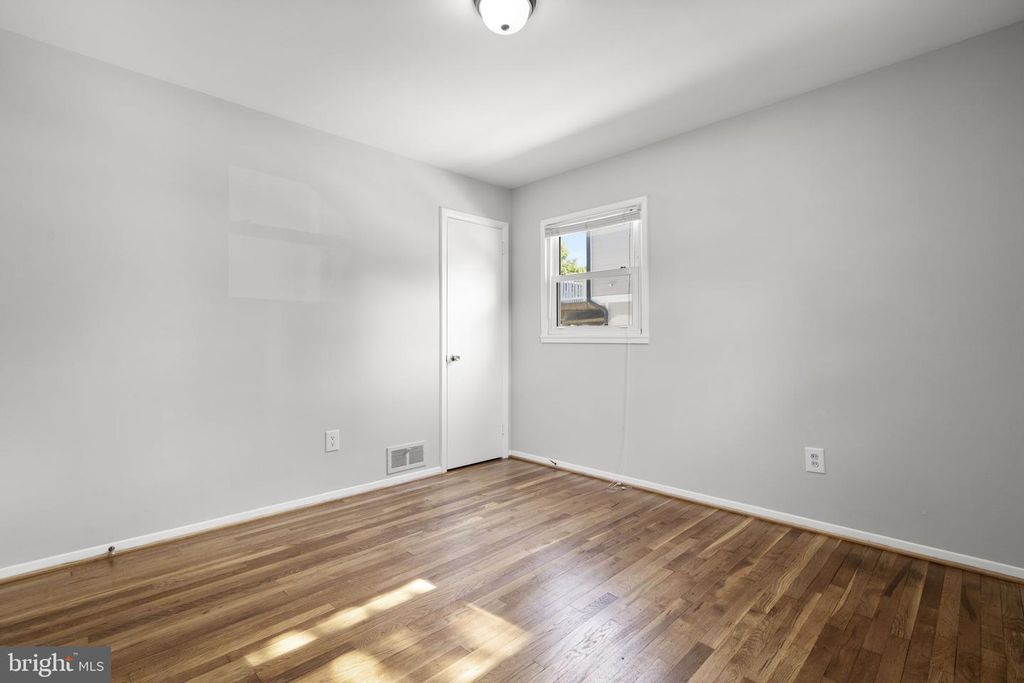 Image 21 of property listing at 909 1ST ST, Rockville, MD 20850