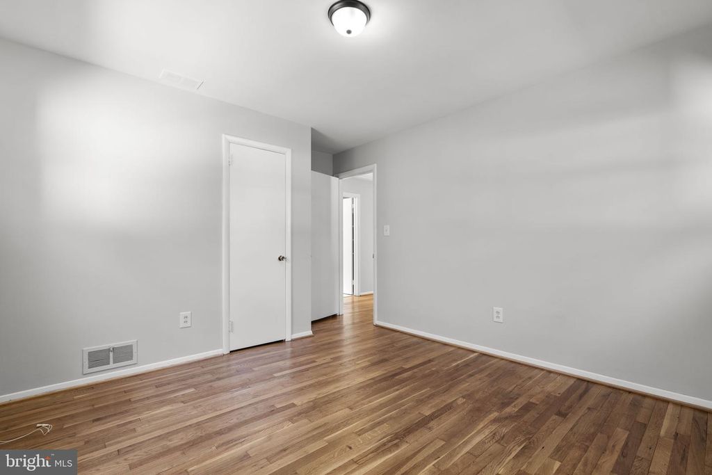 Image 23 of property listing at 909 1ST ST, Rockville, MD 20850