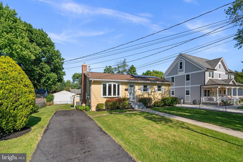 Image 3 of property listing at 909 1ST ST, Rockville, MD 20850