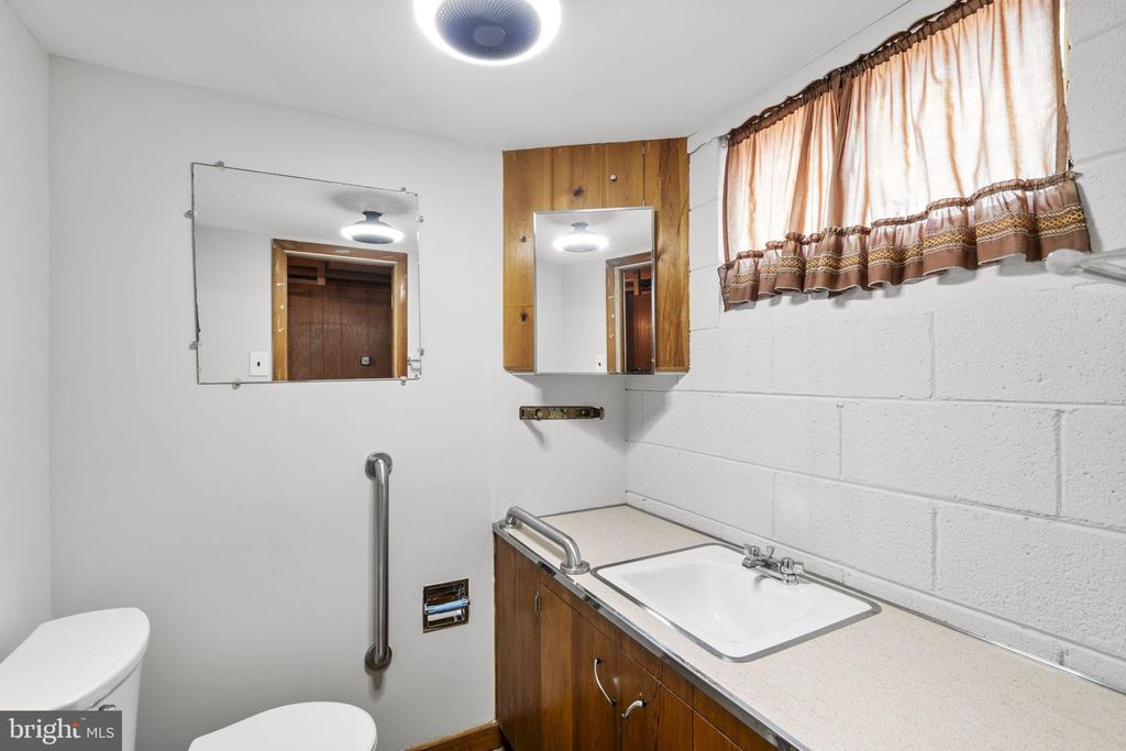 Image 33 of property listing at 909 1ST ST, Rockville, MD 20850