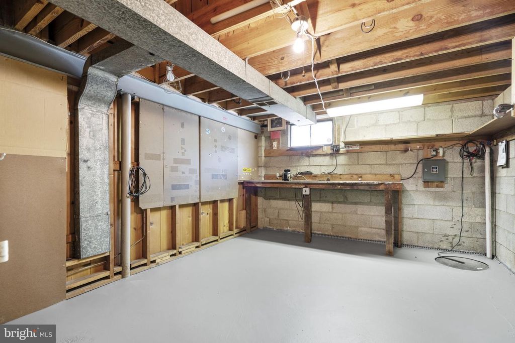 Image 34 of property listing at 909 1ST ST, Rockville, MD 20850