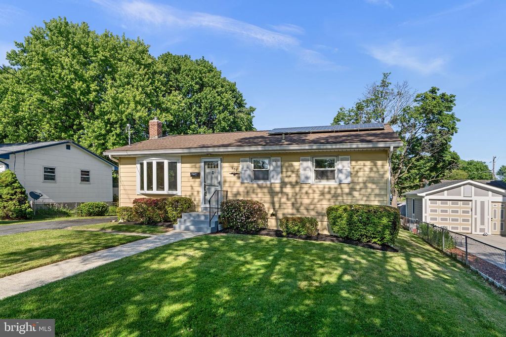 Image 4 of property listing at 909 1ST ST, Rockville, MD 20850