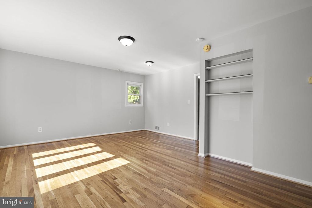 Image 5 of property listing at 909 1ST ST, Rockville, MD 20850