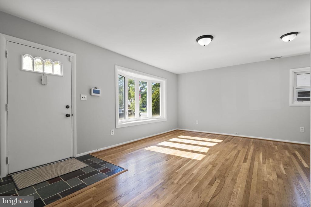 Image 7 of property listing at 909 1ST ST, Rockville, MD 20850
