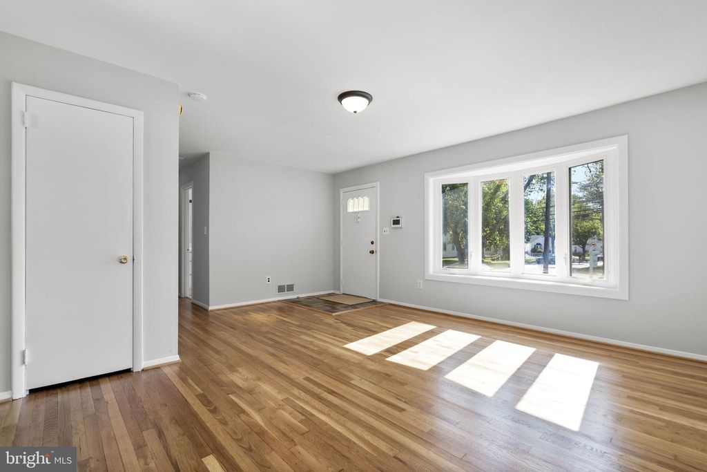 Image 9 of property listing at 909 1ST ST, Rockville, MD 20850