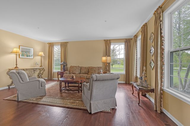 28309 W Savannah Trail, Lake Barrington, IL 60010