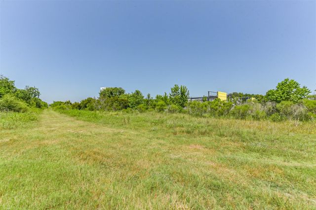 5226 N Main Street, Baytown, TX 77521