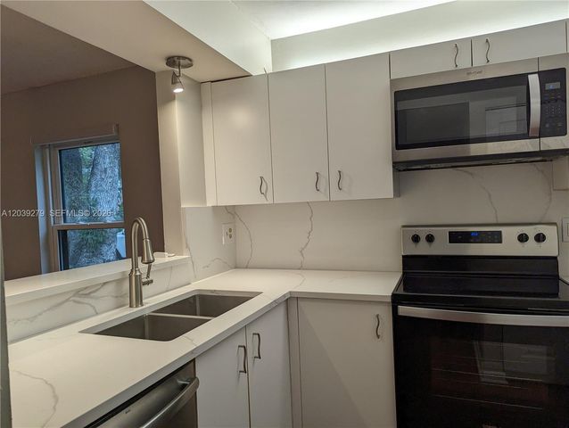 3446 Oak Dr, Hollywood, FL 33021