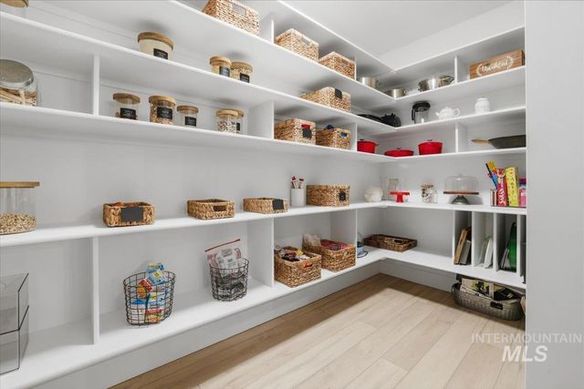 5906 N Schumann Ln, Meridian, ID 83646