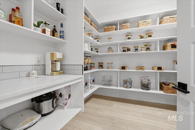 5906 N Schumann Ln, Meridian, ID 83646