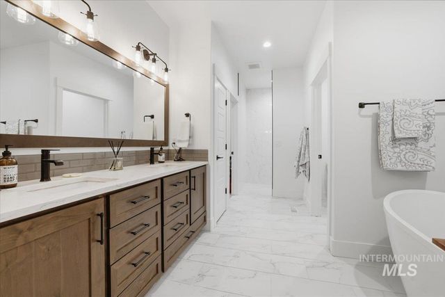 5906 N Schumann Ln, Meridian, ID 83646