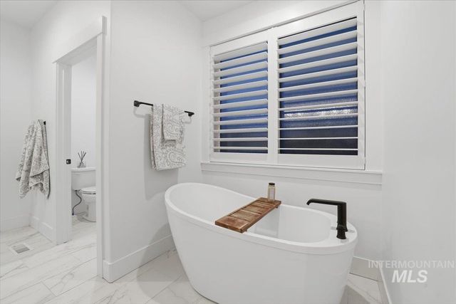 5906 N Schumann Ln, Meridian, ID 83646