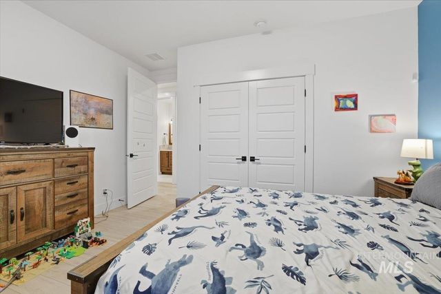 5906 N Schumann Ln, Meridian, ID 83646