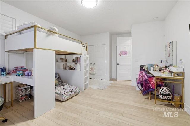 5906 N Schumann Ln, Meridian, ID 83646