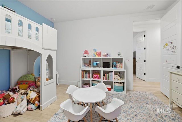 5906 N Schumann Ln, Meridian, ID 83646