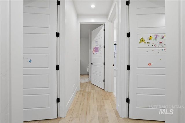 5906 N Schumann Ln, Meridian, ID 83646