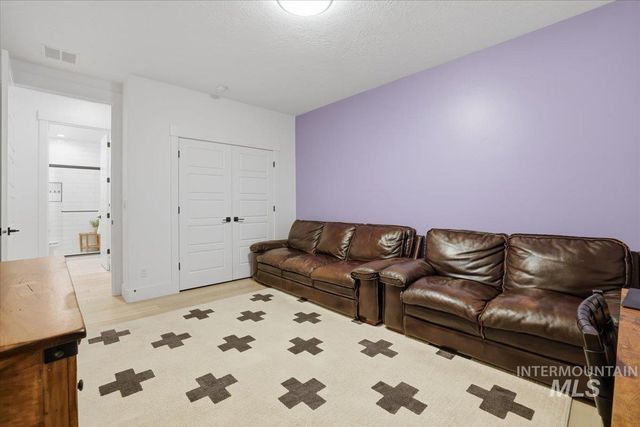 5906 N Schumann Ln, Meridian, ID 83646