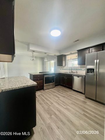 203 W Volant Street, Hubert, NC 28539