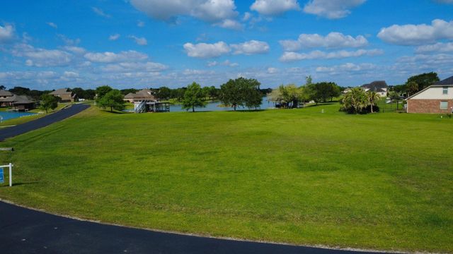 226 Lago Circle Drive N, Santa Fe, TX 77517