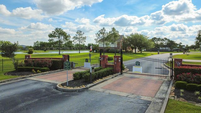 226 Lago Circle Drive N, Santa Fe, TX 77517