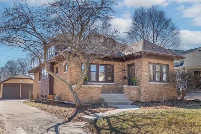 1913 E Beverly ROAD, Shorewood, WI 53211