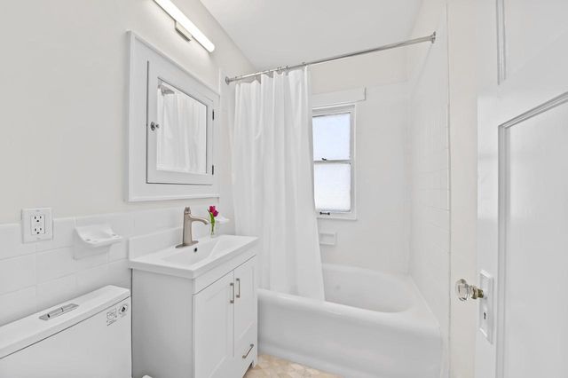 1913 E Beverly ROAD, Shorewood, WI 53211