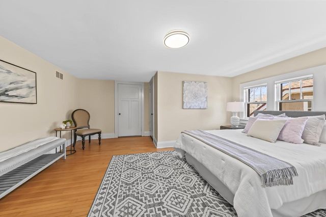 1913 E Beverly ROAD, Shorewood, WI 53211